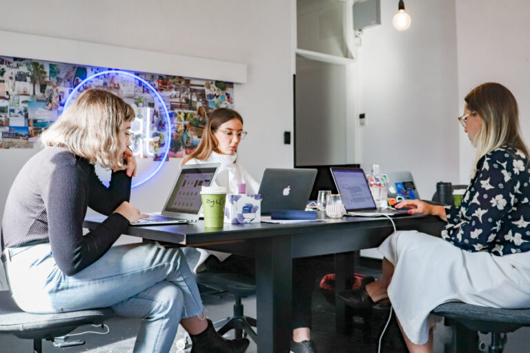 Grupo de mujeres jóvenes y modernas trabajando en un escritorio