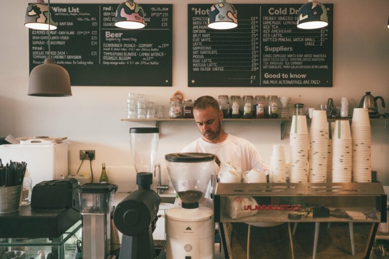 Hombre preparando café en una cafetería