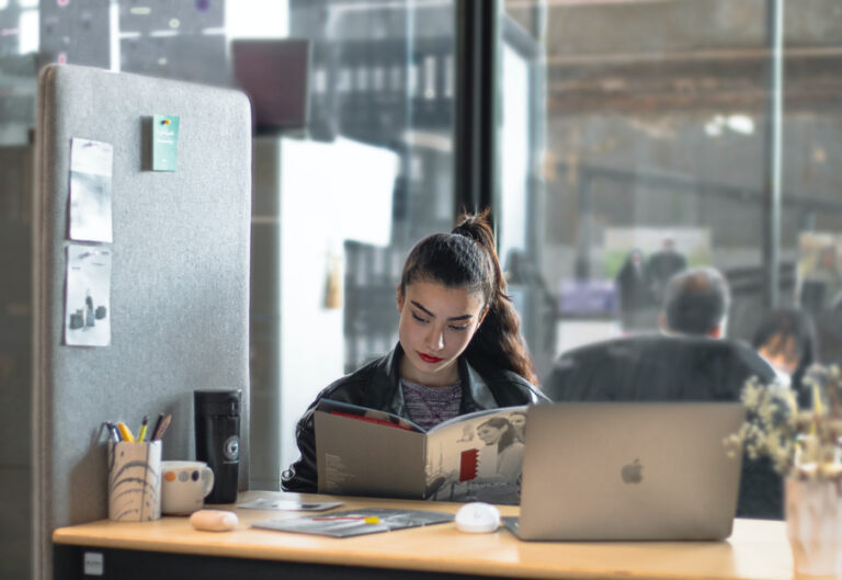 Mujer joven trabajando en una oficina moderna