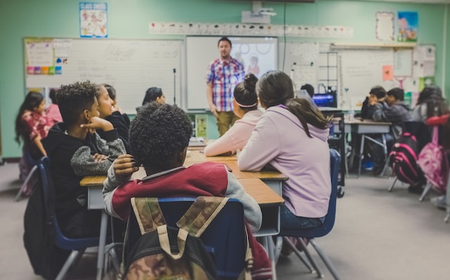 aula de escuela con alumnos