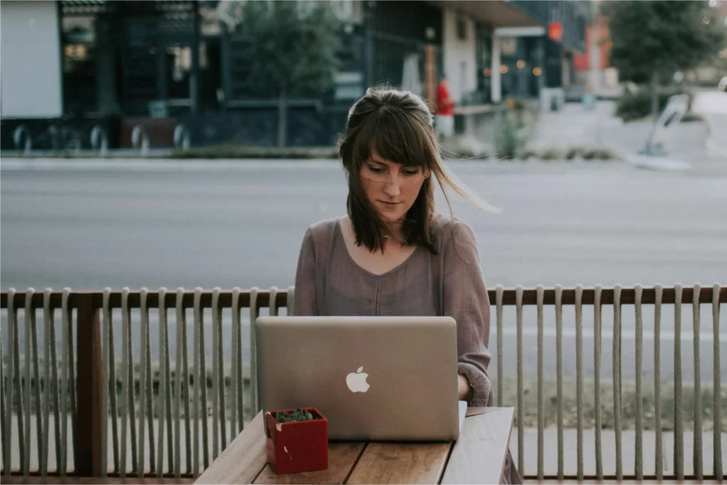mujer usando un ordenador portátil al aire libre