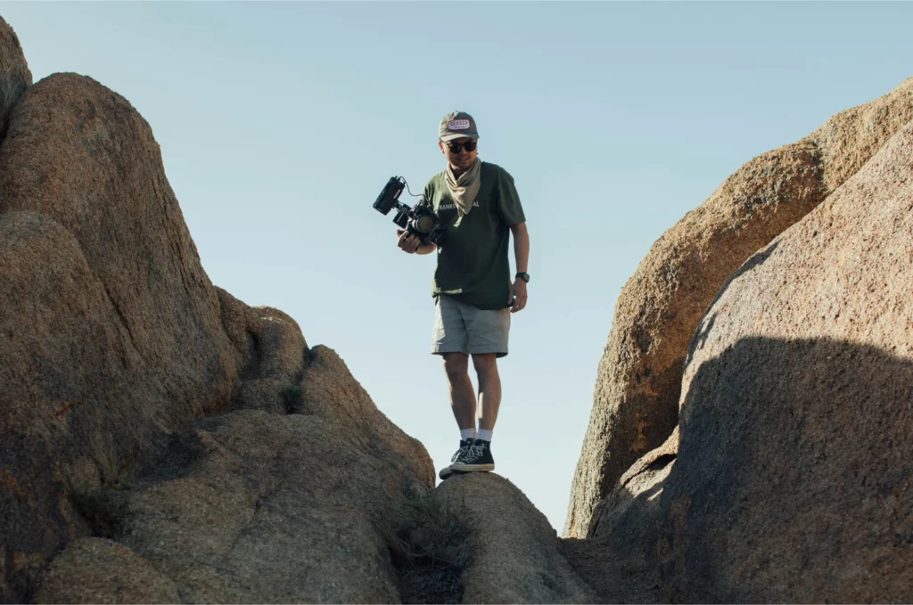 fotógrafo encima de una roca