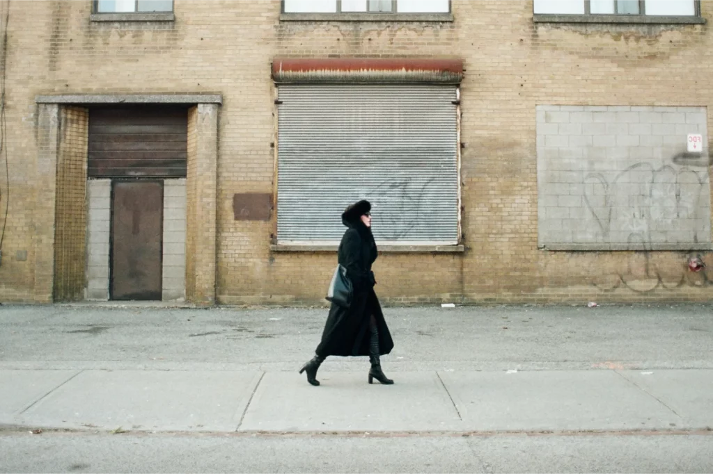 mujer andando por la calle