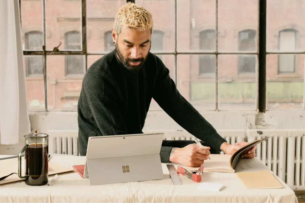 hombre trabajando en escritorio con ordenador