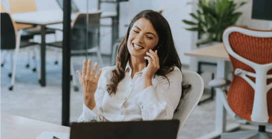 Mujer hablando por teléfono