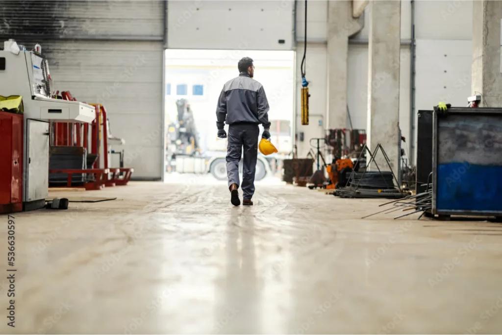 Trabajador en un taller mecánico