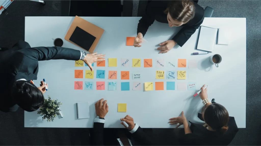 post-its pegados en una mesa de reuniones durante un brainstorming