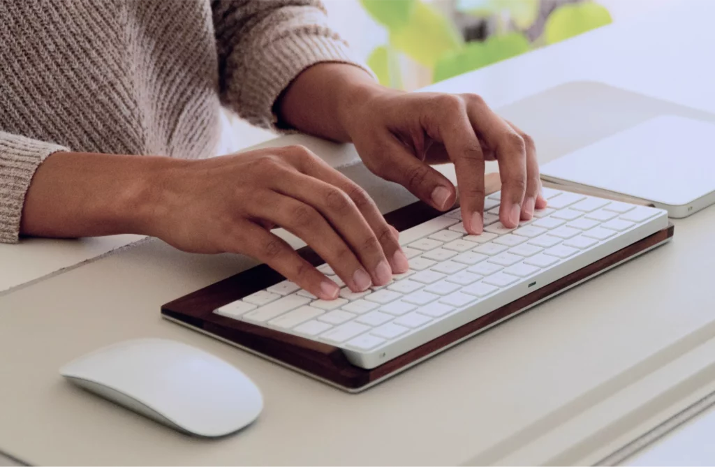 persona usando un teclado inalámbrico