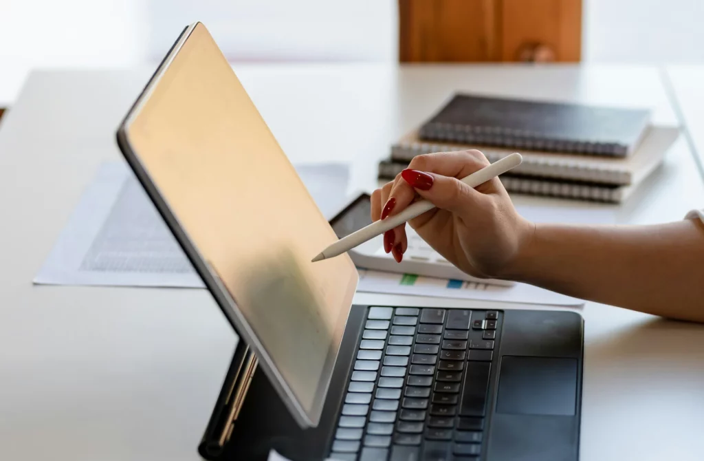 persona utilizando una tablet con lápiz