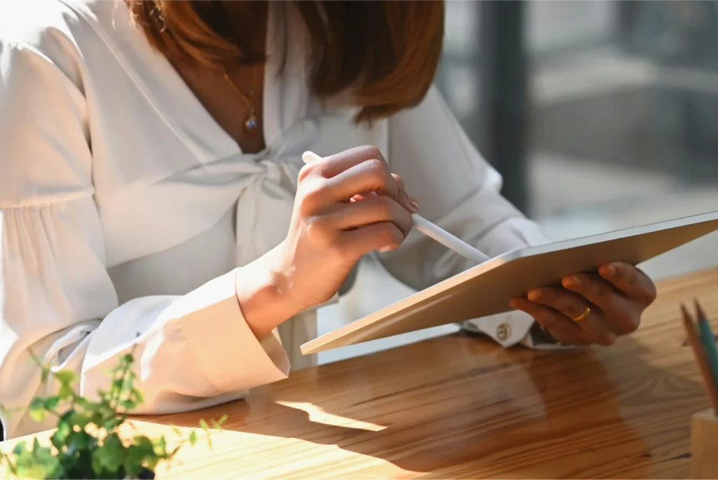 mujer utilizando una tablet 